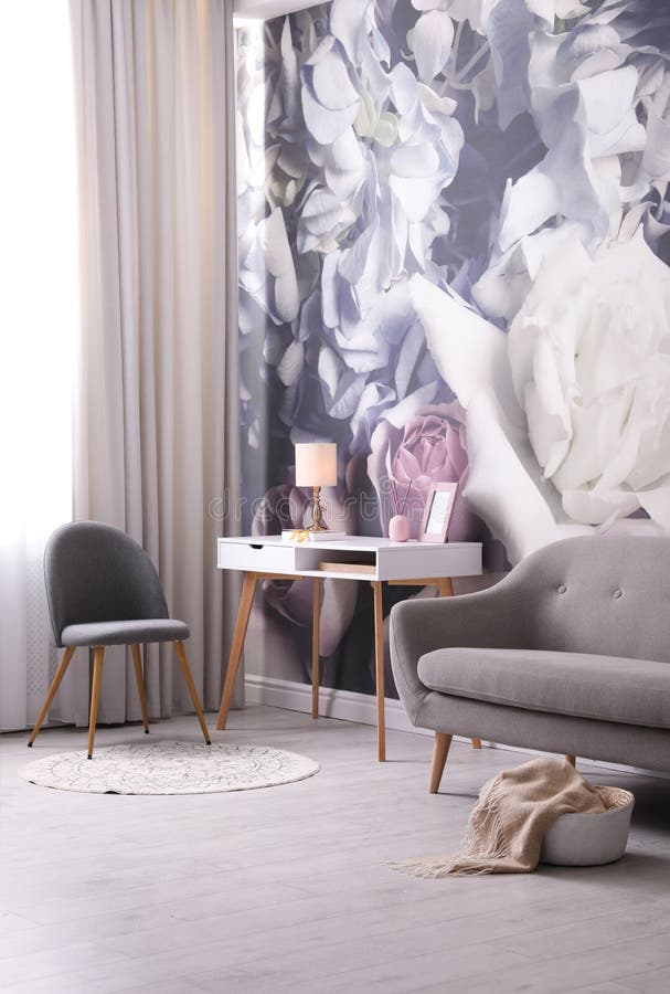 Belo interior de quarto com móveis e padrão floral na parede fotos de stock royalty free