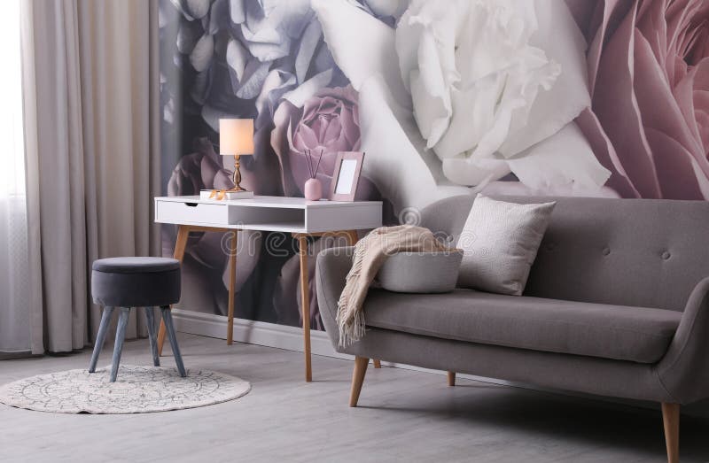 Belo interior de quarto com móveis e padrão floral na parede imagens de stock royalty free