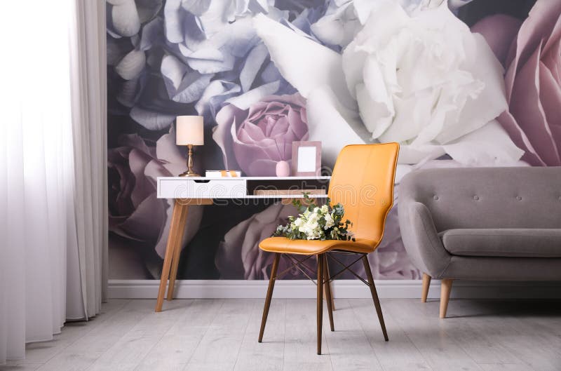 Belo interior de quarto com móveis e padrão floral na parede imagens de stock