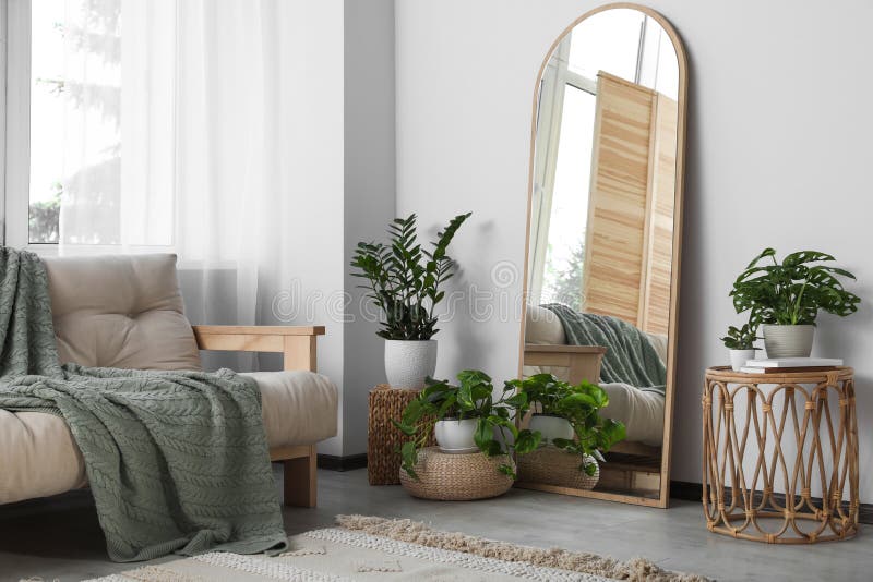 Interior de sala bonito com espelho de chão encostado fotos de stock