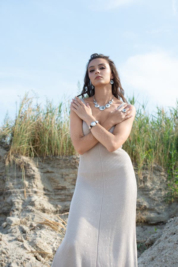 Belo Modelo Em Vestido No Estilo Hippie Posando Na Praia De Verão