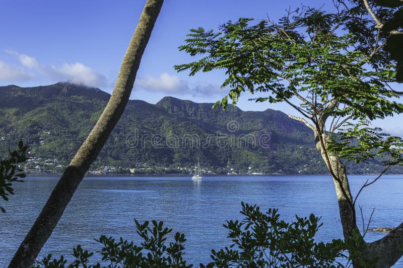 Belo panorama da baía de beau vallon nas seicelas da ilha mahe