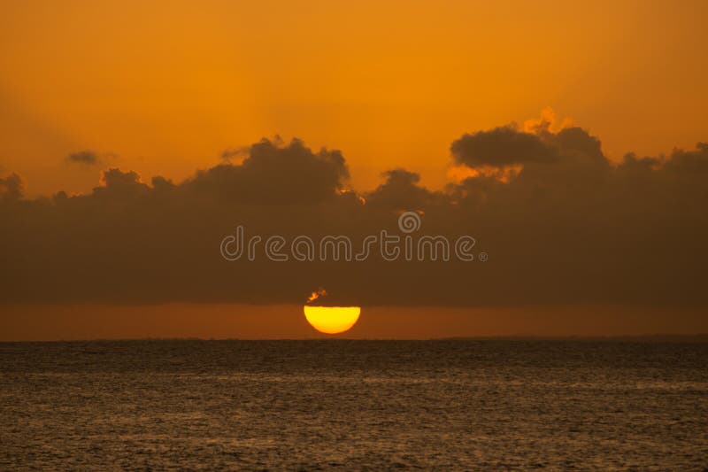 Belo pôr do sol dramático com cores amarelas e laranja. espetáculo da natureza foto de stock royalty free