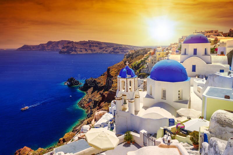Belo pôr do sol sobre a cidade de oia na ilha grécia de santorini