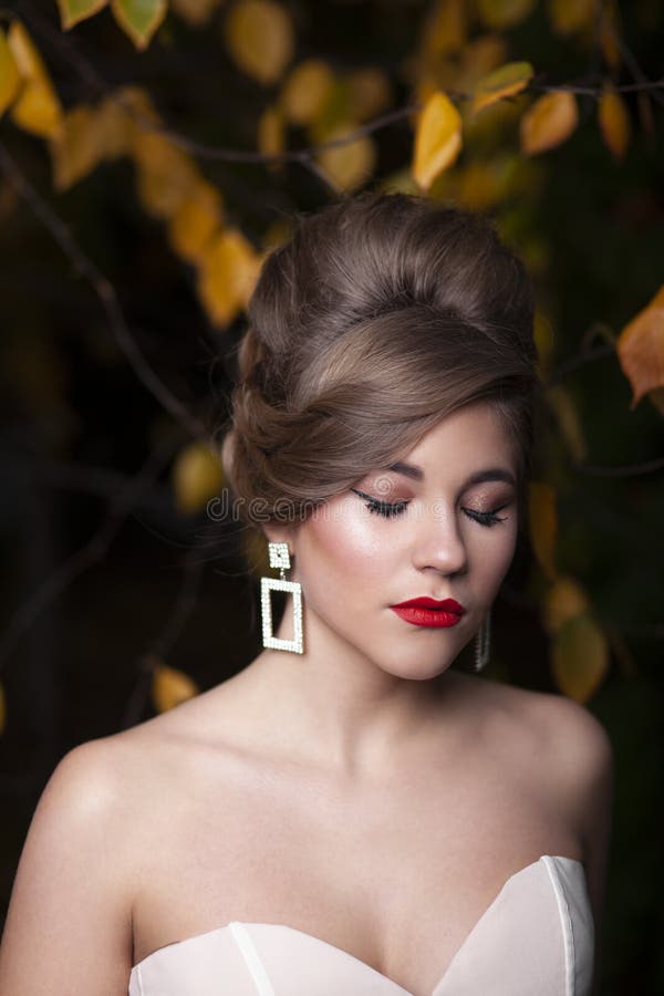 Belo Retrato Da Noiva Maquiagem De Casamento, Penteado Lindíssima Jovem,  Vestida De Branco. Fundo Escuro Imagem de Stock - Imagem de menina, noiva:  207717703