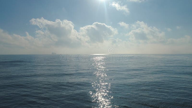Belo sol do mar. água ondulada do oceano numa manhã ensolarada.