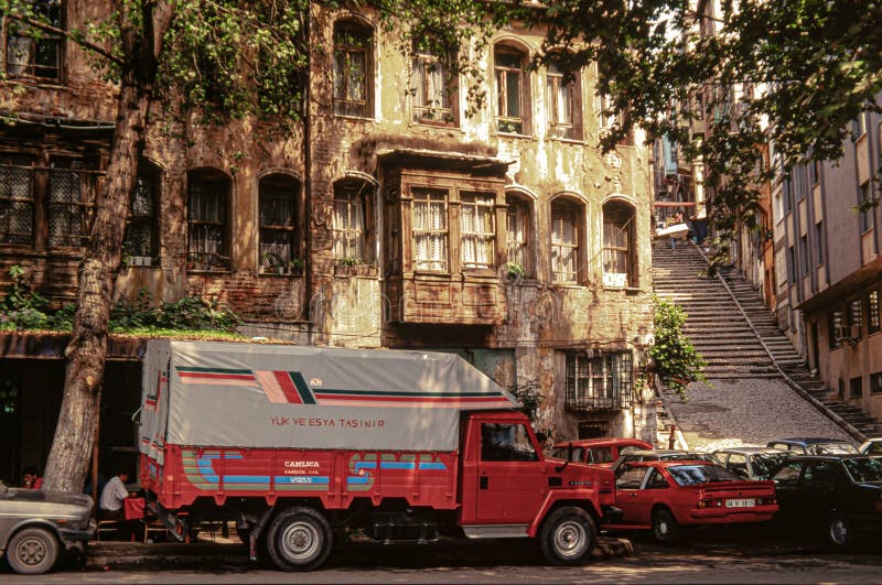 Belo tiro de carros estacionados na rua do distrito histórico da cidade de Istambul imagem de stock royalty free Belo tiro de carros estacionados na rua do distrito histórico da cidade de Istambul imagem de stock royalty free