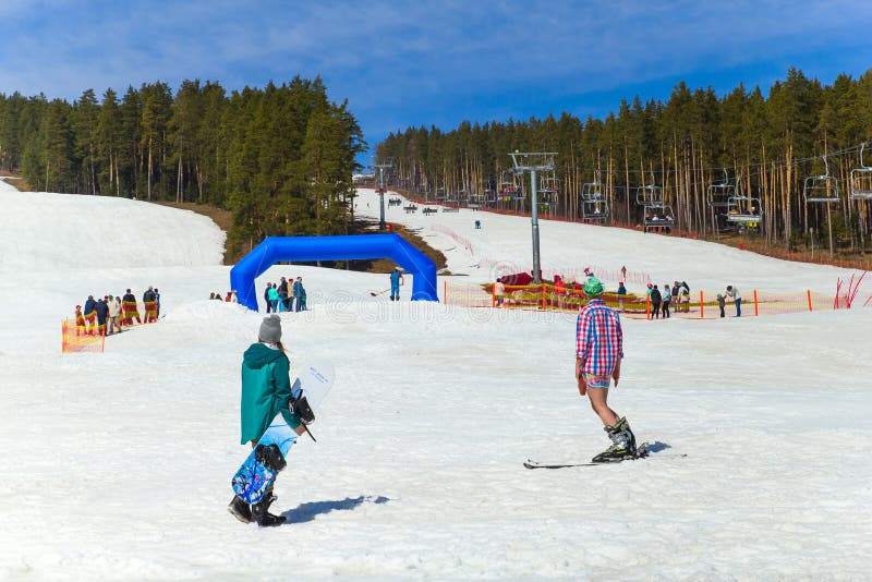 BELORETSK RYSSLAND, 13 APRIL 2019 - den unga mannen rider en snowboard som bär den roliga dräkten, att stänga sig, skidar säsonge arkivbilder BELORETSK RYSSLAND, 13 APRIL 2019 - den unga mannen rider en snowboard som bär den roliga dräkten, att stänga sig, skidar säsonge arkivbilder