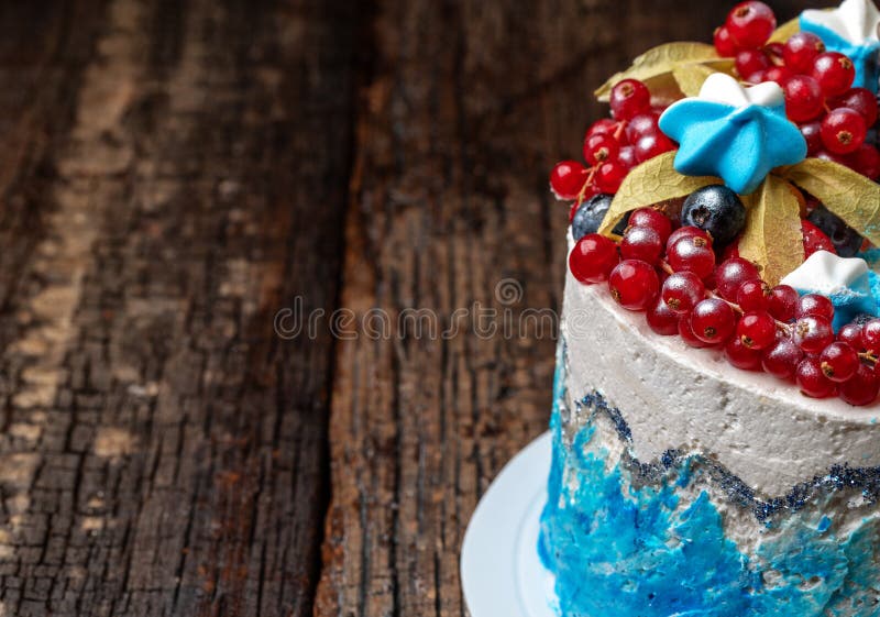 Bolo Bonito No Aniversário Da Menina Por 18 Anos Foto de Stock - Imagem de  flor, padaria: 136077638