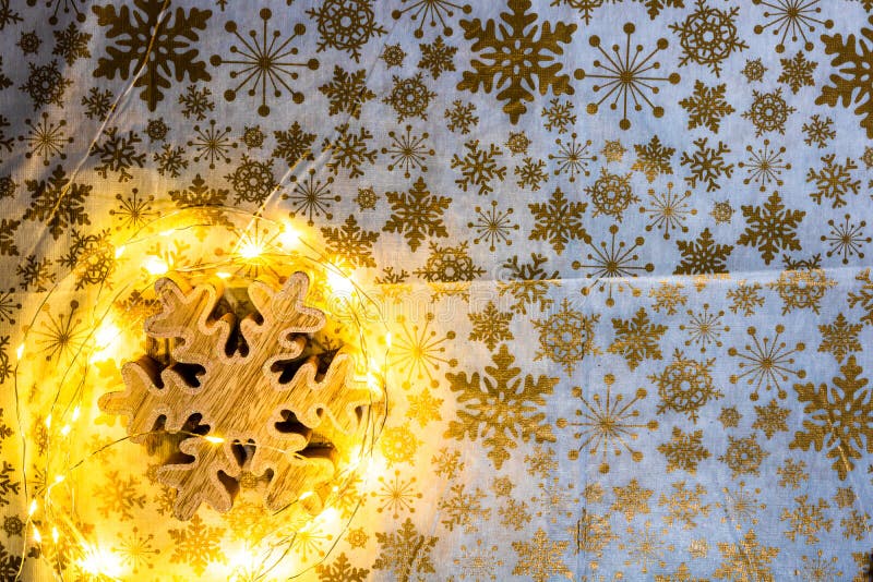 Belos ornamentos de natal e decorações sobre a mesa imagem de stock