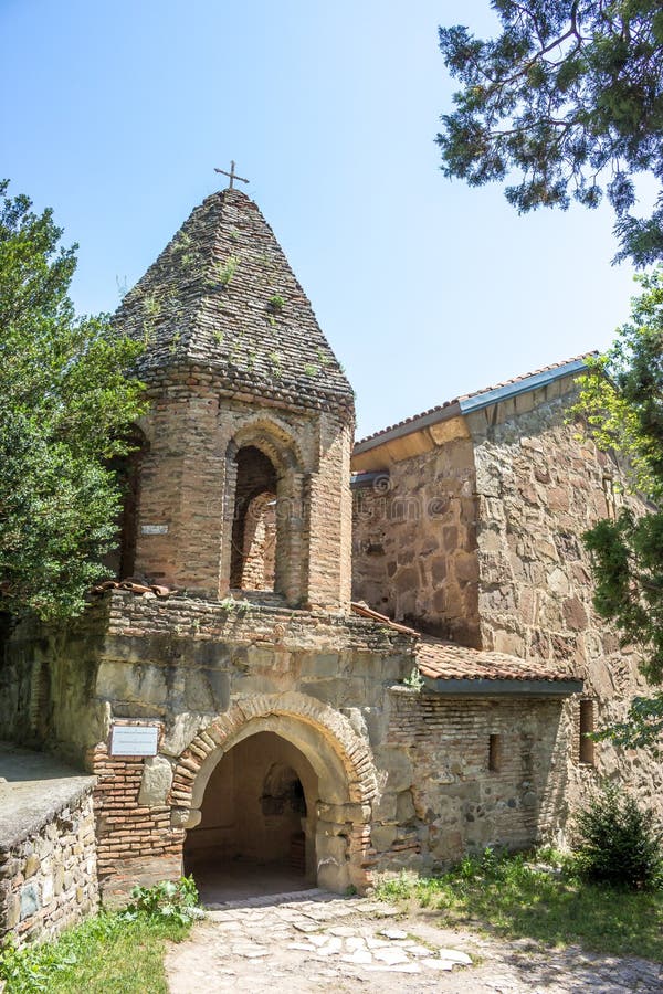 Beltfry av den forntida bergkloster i Georgia - Shiogvime royaltyfri fotografi Beltfry av den forntida bergkloster i Georgia - Shiogvime royaltyfri fotografi