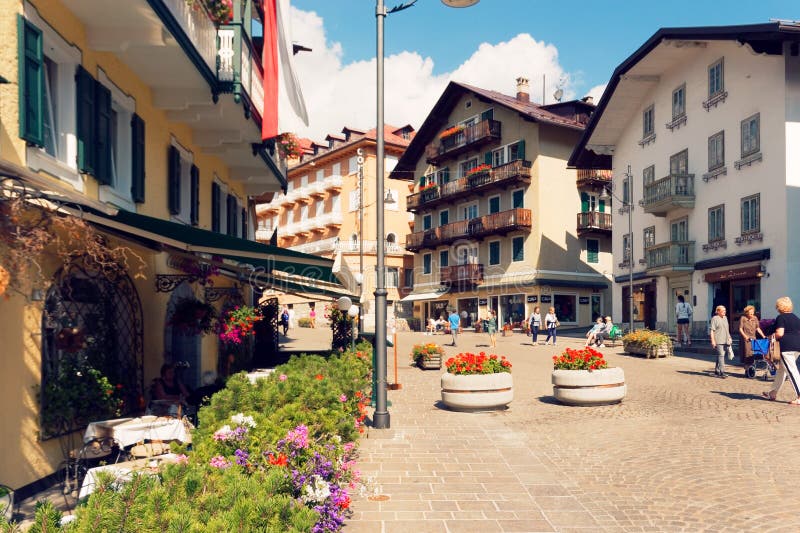 Beluno, Ιταλία 9 Αυγούστου 2018: Το ορεινό χωριό Cortina Di Ampezzo στοκ εικόνες Beluno, Ιταλία 9 Αυγούστου 2018: Το ορεινό χωριό Cortina Di Ampezzo στοκ εικόνες