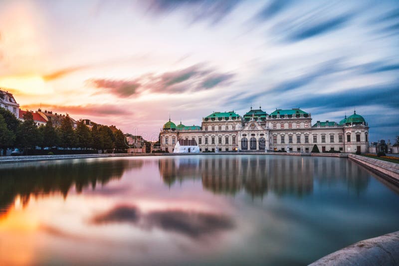 Belvederepalast bei Sonnenuntergang in Wien, Österreich lizenzfreie stockfotografie Belvederepalast bei Sonnenuntergang in Wien, Österreich lizenzfreie stockfotografie