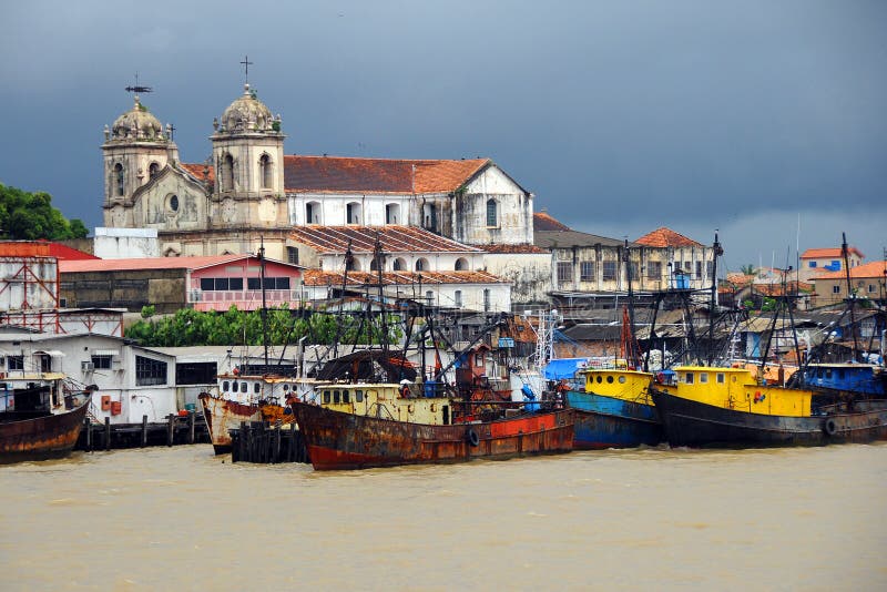 Belém, vieux bateaux sur le fleuve - Brésil