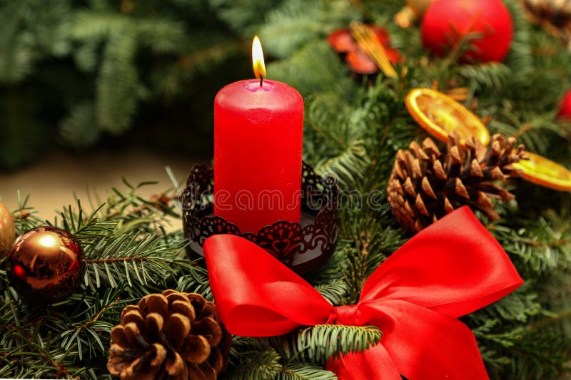 Belíssima decoração de natal com uma vela vermelha queimando fotografia de stock royalty free