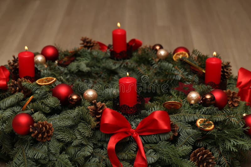Belíssima decoração de natal com velas vermelhas queimadas fotos de stock royalty free
