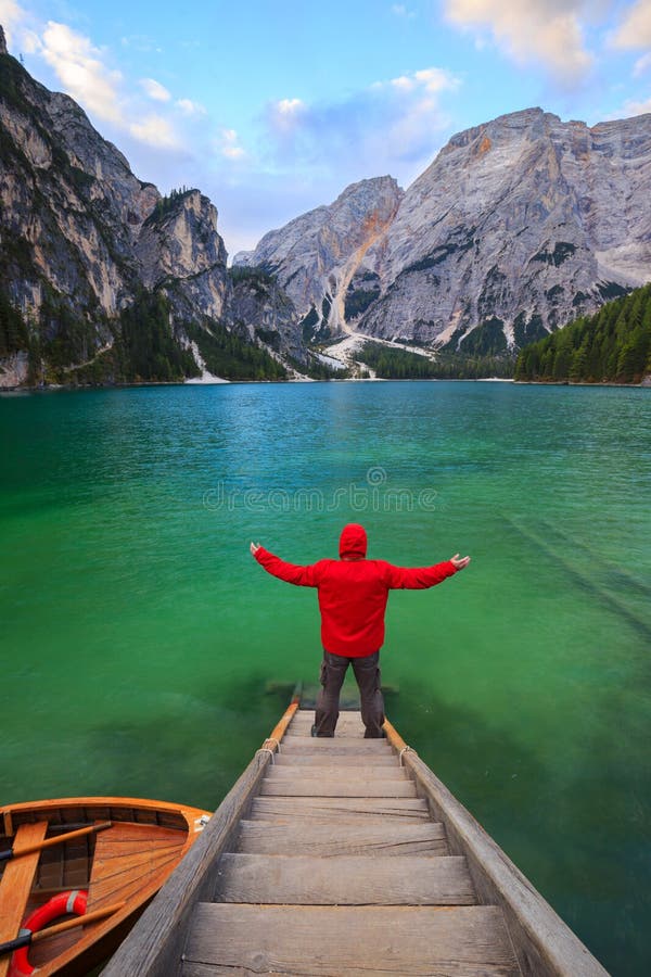 Bemannen Sie Allein am Braies See, Italien Stockfoto - Bild von