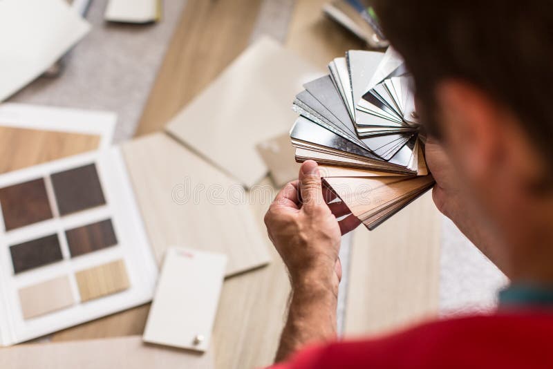 Bemannen Sie das Chosing den rechten Bodenbelag für sein Haus stockfoto Bemannen Sie das Chosing den rechten Bodenbelag für sein Haus stockfoto