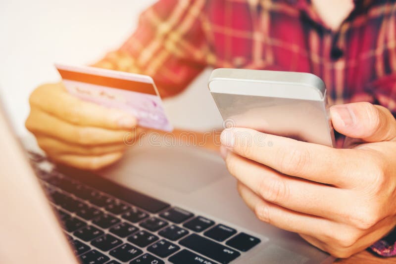 Bemannen Sie das Halten der Kreditkarte und die Anwendung des Handys, der Kreditkarte mit online kaufen hält stockfotos Bemannen Sie das Halten der Kreditkarte und die Anwendung des Handys, der Kreditkarte mit online kaufen hält stockfotos