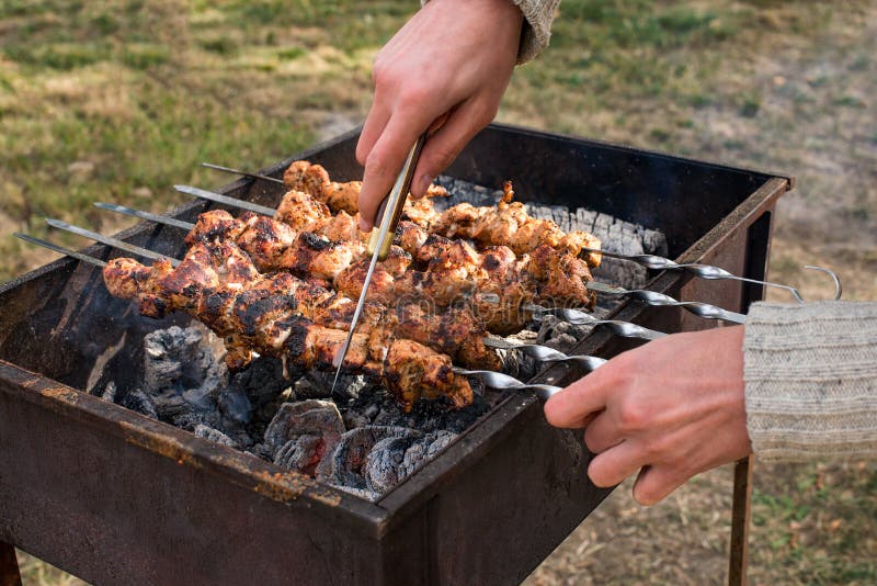 Bemannen Sie das Kochen, nur Hände, er Fleisch oder Steak für einen Teller schneidet Köstliches gegrilltes Fleisch auf Grill Gril stockfotografie Bemannen Sie das Kochen, nur Hände, er Fleisch oder Steak für einen Teller schneidet Köstliches gegrilltes Fleisch auf Grill Gril stockfotografie