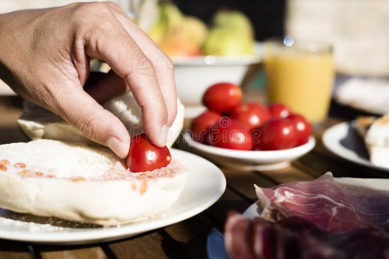 Bemannen Sie Das Vorbereiten Von PA-amb Tomaquet, Brot Mit Tomate ...