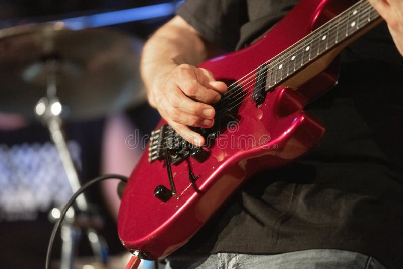 Bemannen Sie den Lead-Gitarristen, der elektrische Gitarre auf Konzertstadium spielt lizenzfreie stockfotografie Bemannen Sie den Lead-Gitarristen, der elektrische Gitarre auf Konzertstadium spielt lizenzfreie stockfotografie