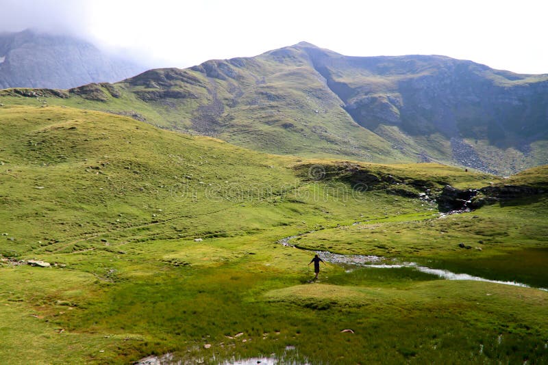 Bemannen Sie in den Pyrenees-Bergen lizenzfreies stockbild Bemannen Sie in den Pyrenees-Bergen lizenzfreies stockbild