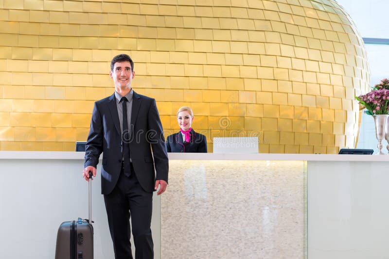 Bemannen Sie die Abreise auf Geschäftsreise an der Hotelaufnahme lizenzfreie stockfotos Bemannen Sie die Abreise auf Geschäftsreise an der Hotelaufnahme lizenzfreie stockfotos