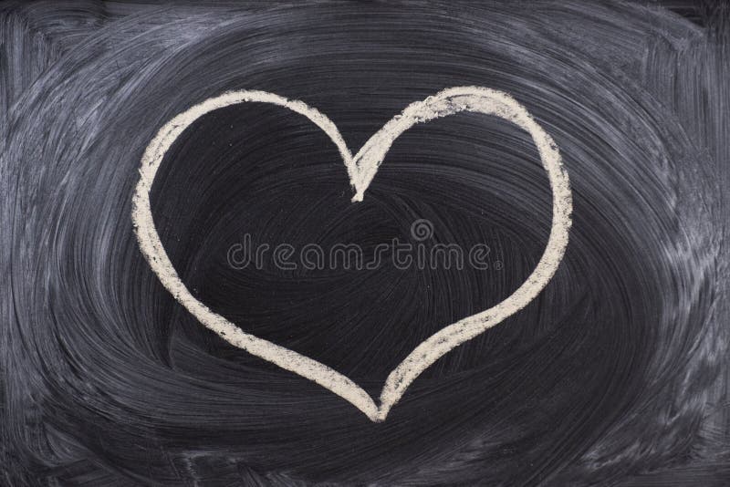 Bemannen Sie die Hand, die ein Herz mit Kreide in einer Tafel zeichnet stockfoto Bemannen Sie die Hand, die ein Herz mit Kreide in einer Tafel zeichnet stockfoto