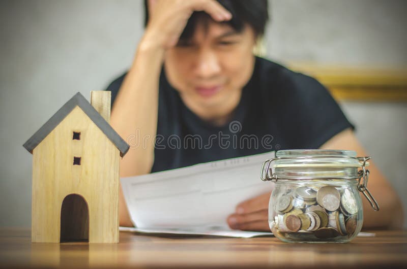 Bemannen Sie die Prüfung von Rechnungen und Haben von Finanzproblemen mit Hauptschuld, Geldkonzept , kaufen Immobilien, eine Wohn