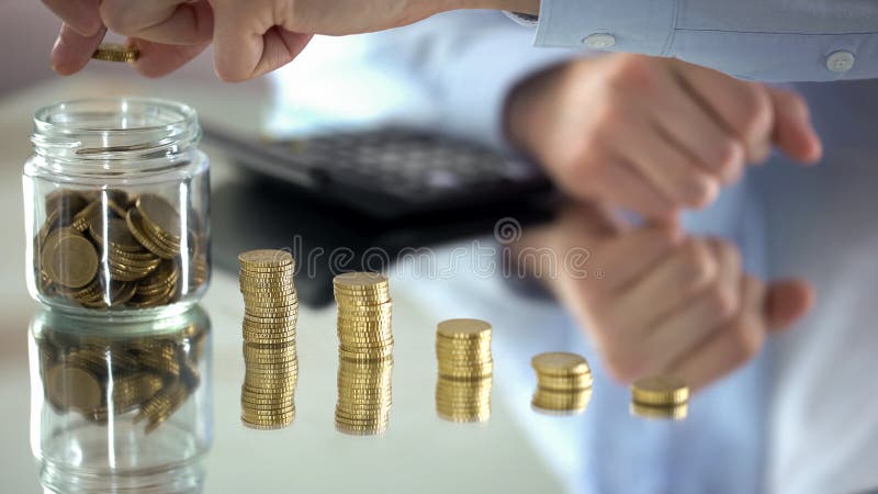 Bemannen Sie die Zählung von Münzen, Zunahme des Einkommens, Finanzpyramidenkonzept, Investition lizenzfreies stockbild Bemannen Sie die Zählung von Münzen, Zunahme des Einkommens, Finanzpyramidenkonzept, Investition lizenzfreies stockbild