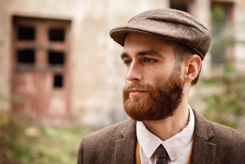 Bemannen Sie Gangster in einer Kappe und in einer Bartnahaufnahme lizenzfreies stockfoto Bemannen Sie Gangster in einer Kappe und in einer Bartnahaufnahme lizenzfreies stockfoto