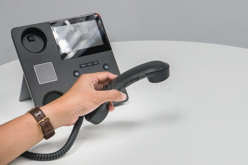 Bemannen Sie Griffkopfhörer von IP-Telefon im Büro, um Geschäft zu fordern lizenzfreie stockbilder Bemannen Sie Griffkopfhörer von IP-Telefon im Büro, um Geschäft zu fordern lizenzfreie stockbilder