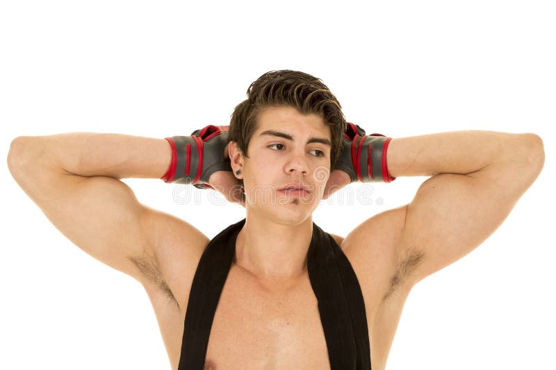 Bemannen Sie keine roten Handschuhe der kurzen Hosen des Hemdes hinter Kopf lizenzfreies stockbild Bemannen Sie keine roten Handschuhe der kurzen Hosen des Hemdes hinter Kopf lizenzfreies stockbild