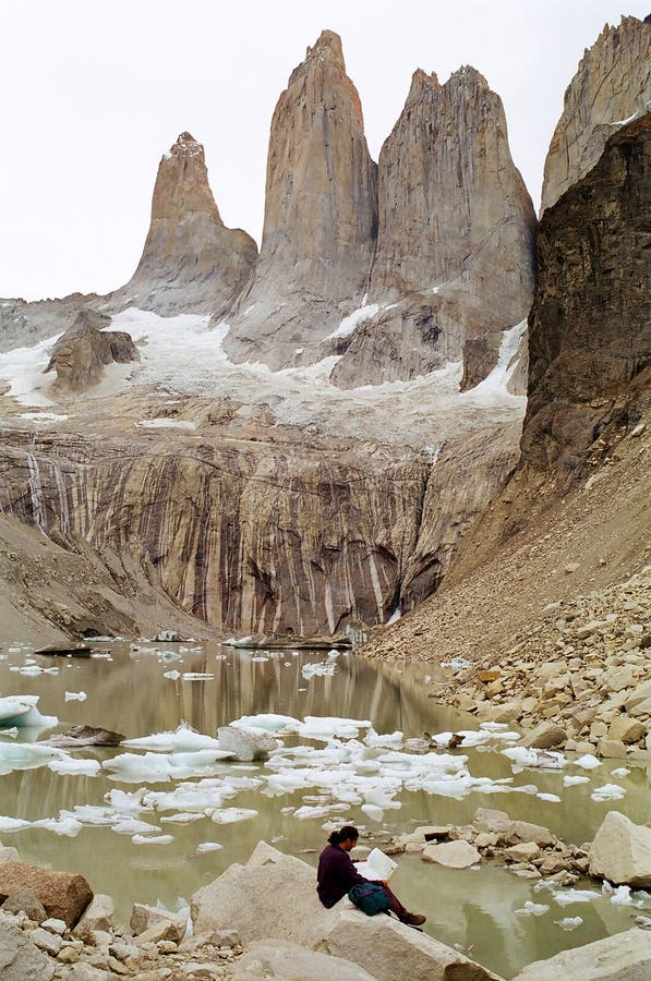 Bemannen Sie Lesekarte in Torres Del Paine stockbilder Bemannen Sie Lesekarte in Torres Del Paine stockbilder