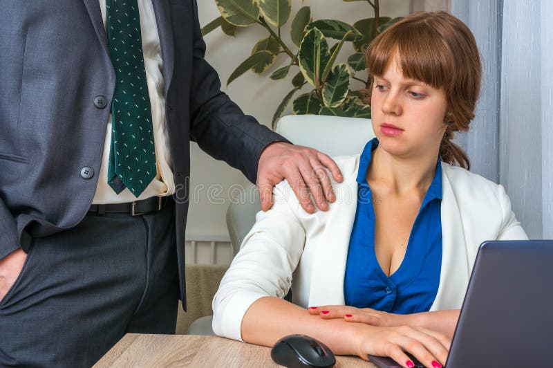 Bemannen Sie rührende Frau ` s Schulter - sexuelle Belästigung im Büro stockfotos Bemannen Sie rührende Frau ` s Schulter - sexuelle Belästigung im Büro stockfotos