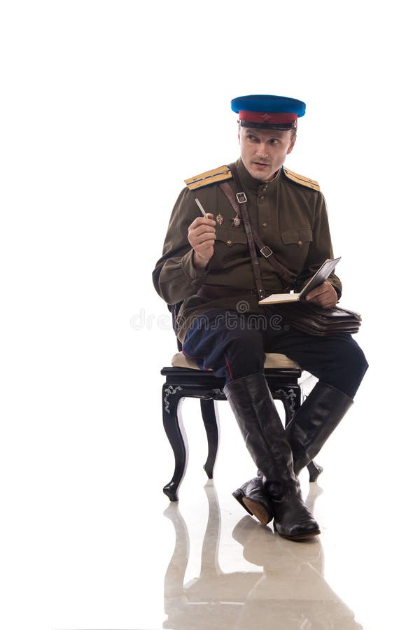 Bemannen Sie Schauspieler in Form einer Offizierkapitän People ` s Intendantur von inneren Angelegenheiten von Russland vom Zeitr lizenzfreies stockbild Bemannen Sie Schauspieler in Form einer Offizierkapitän People ` s Intendantur von inneren Angelegenheiten von Russland vom Zeitr lizenzfreies stockbild