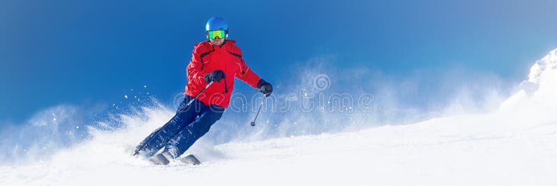 Bemannen Sie Skifahren auf der vorbereiteten Steigung mit frischem neuem Pulverschnee in A lizenzfreies stockbild