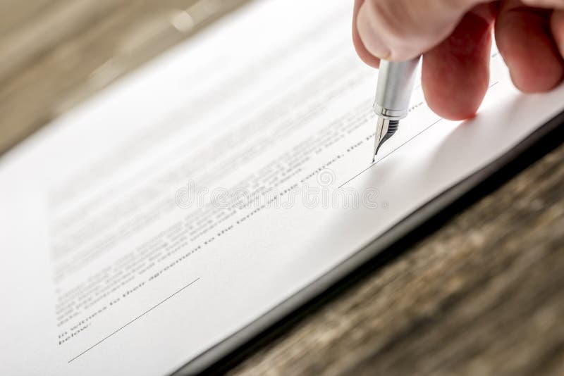 Bemannen Sie unterzeichnendes Geschäftsdokument, Zeichnungsschein oder Versicherungs-PA