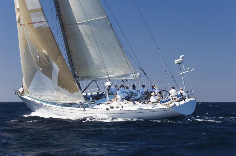 Bemanningsleden die in een Zeilboot bij de Oceaan ontspannen royalty-vrije stock foto's Bemanningsleden die in een Zeilboot bij de Oceaan ontspannen royalty-vrije stock foto's