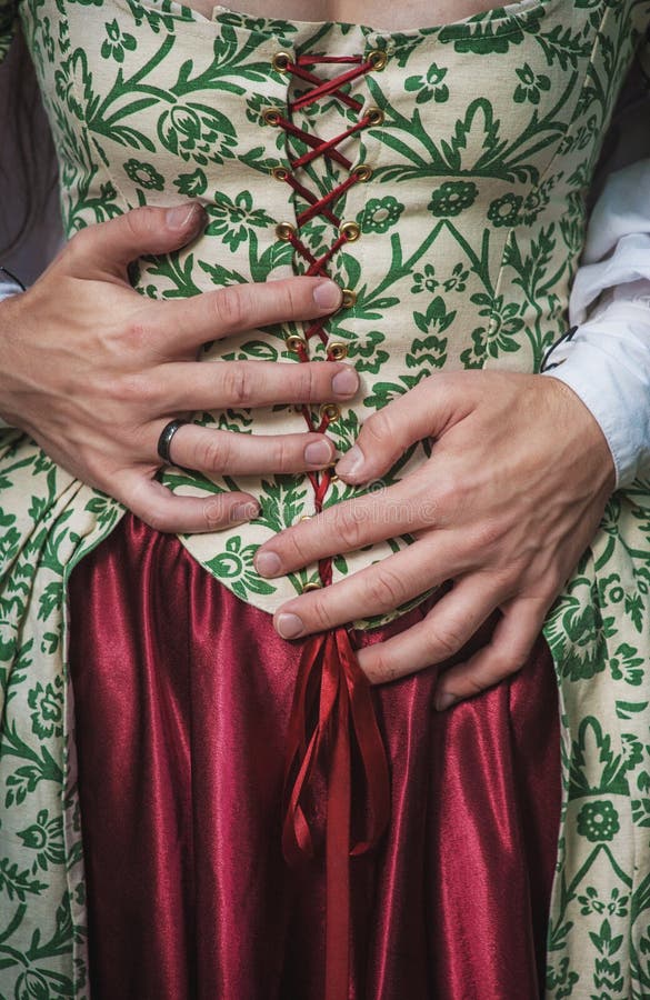 Bemant handen houdend vrouw in middeleeuwse kleding royalty-vrije stock foto Bemant handen houdend vrouw in middeleeuwse kleding royalty-vrije stock foto
