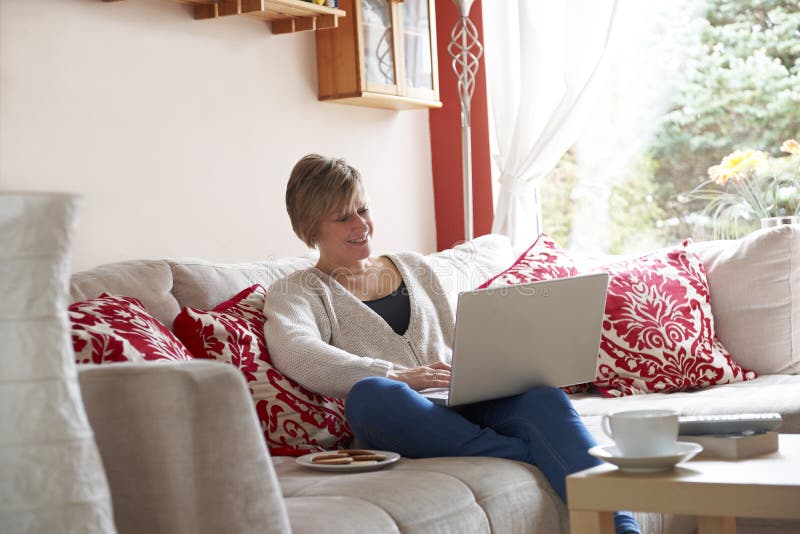 Mutter auf Laptop-Computer stockfoto