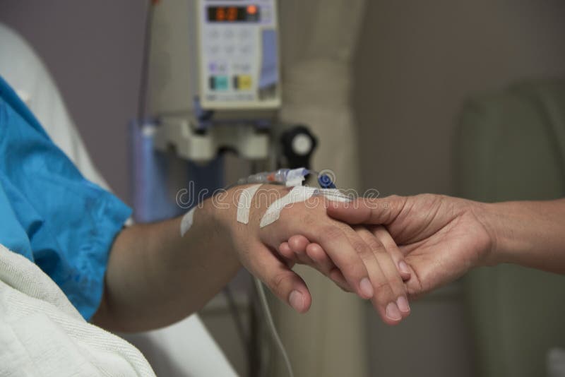 Bemuttern Sie das Halten einer Hand des Sohns für Sympathie lizenzfreie stockfotografie Bemuttern Sie das Halten einer Hand des Sohns für Sympathie lizenzfreie stockfotografie