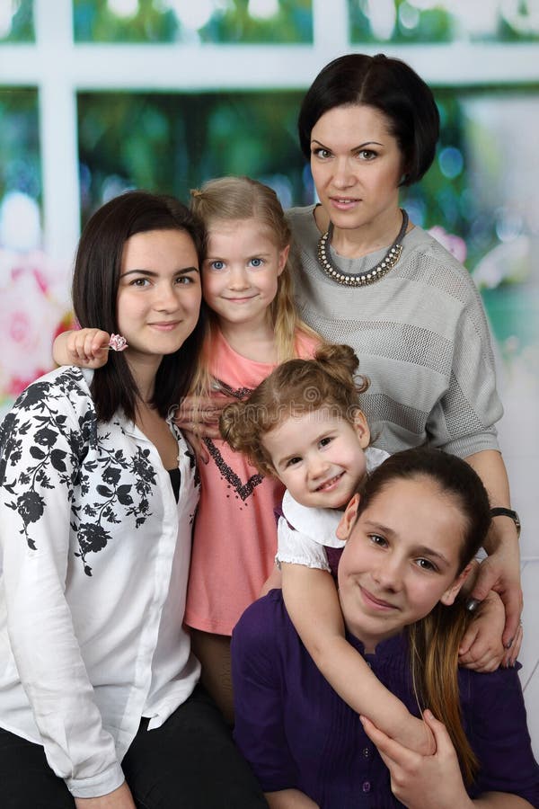 Четыре дочери в семье. Фотосессия 4 дочери. Мама и четыре Дочки. Семья с четырьмя дочерьми. Портрет четыре Дочки.