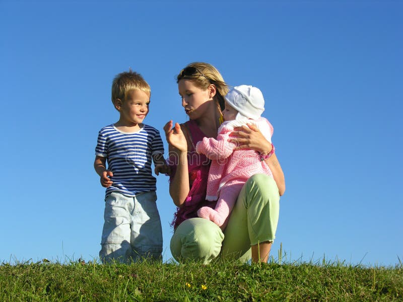 Bemuttern Sie mit Kindern 2 stockfotos Bemuttern Sie mit Kindern 2 stockfotos
