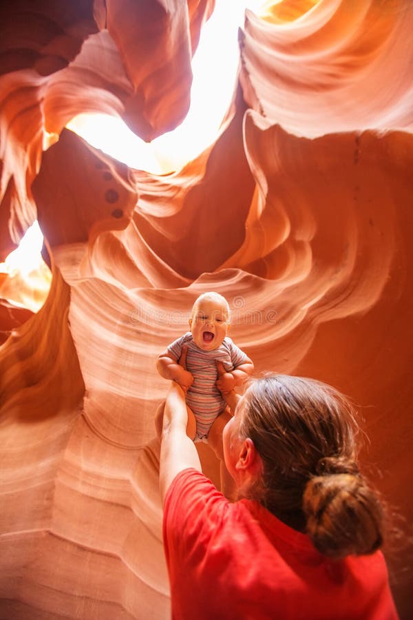 Bemuttern Sie und ihre Babysohnbesuch untere Antilopenschlucht in Arizona stockfoto Bemuttern Sie und ihre Babysohnbesuch untere Antilopenschlucht in Arizona stockfoto
