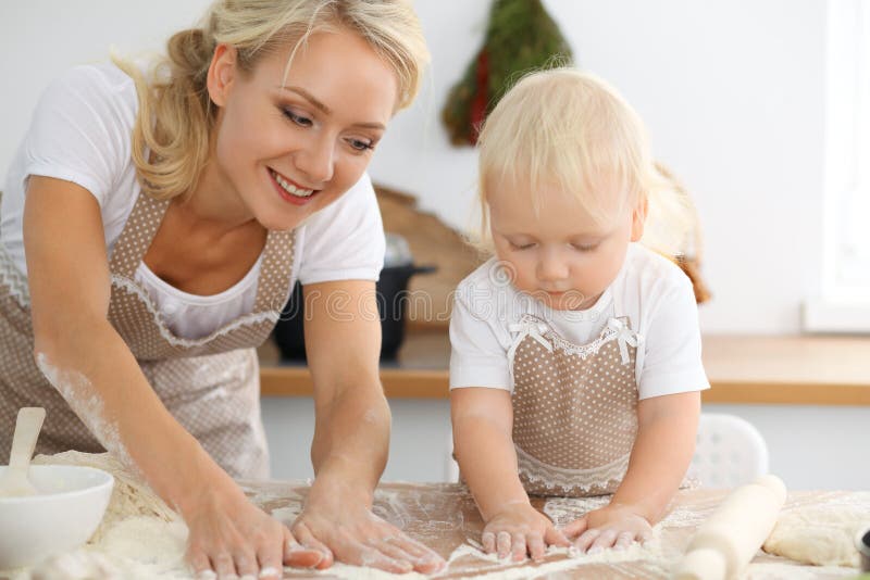 Bemuttern Sie und ihre kleine Tochter, die Feiertagstorte oder -plätzchen für Mutter ` s Tag kocht Konzept der glücklichen Famili stockfoto Bemuttern Sie und ihre kleine Tochter, die Feiertagstorte oder -plätzchen für Mutter ` s Tag kocht Konzept der glücklichen Famili stockfoto