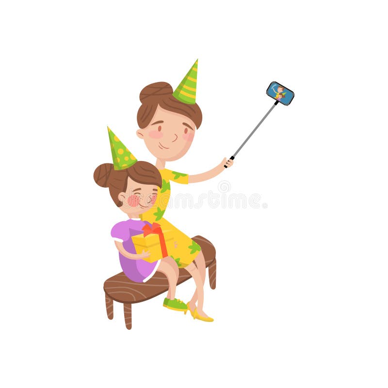 Bemuttern Sie und ihre tragenden Parteihüte der Tochter, die selfie Fotokarikatur-Vektor Illustration nehmen stock abbildung Bemuttern Sie und ihre tragenden Parteihüte der Tochter, die selfie Fotokarikatur-Vektor Illustration nehmen stock abbildung