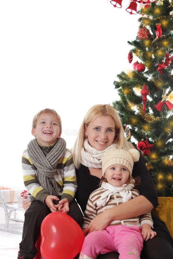 Bemuttern Sie und zwei Kinder, die Spaß am Weihnachten haben lizenzfreie stockfotos Bemuttern Sie und zwei Kinder, die Spaß am Weihnachten haben lizenzfreie stockfotos