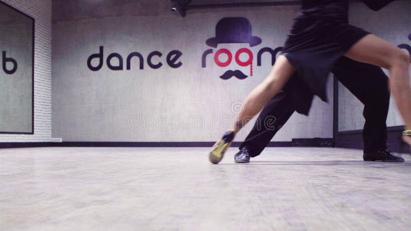 Ben av yrkesmässiga dansare som dansar tango arkivfilmer